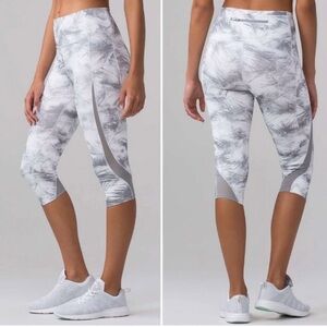 Lululemon NEW Pace Perfect Crop 17” Breeze By White Light Cast/Light Cast Size 6